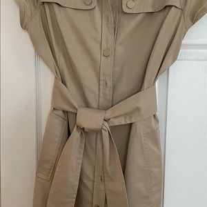 Utility pocket shirt dress w stand-up collar and tie; washable; smoke/pet free
